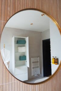 B&B badkamer - Ronde spiegel en kleurrijke handdoeken