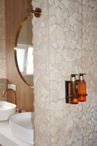 B&B badkamer - Moderne wastafel met stenen mozaïek