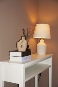 B&B decoratie - Sfeervolle lamp en designobjecten