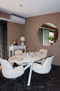 B&B eetkamer - Ronde spiegel en elegante stoelen