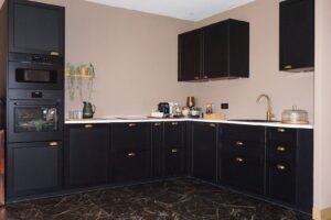B&B keuken - Stijlvolle donkere kasten met gouden accenten