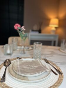 B&B tafeldekking - Elegante presentatie met roze bloemen