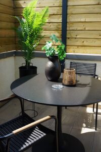 B&B terras - Eettafel met uitzicht op tuin